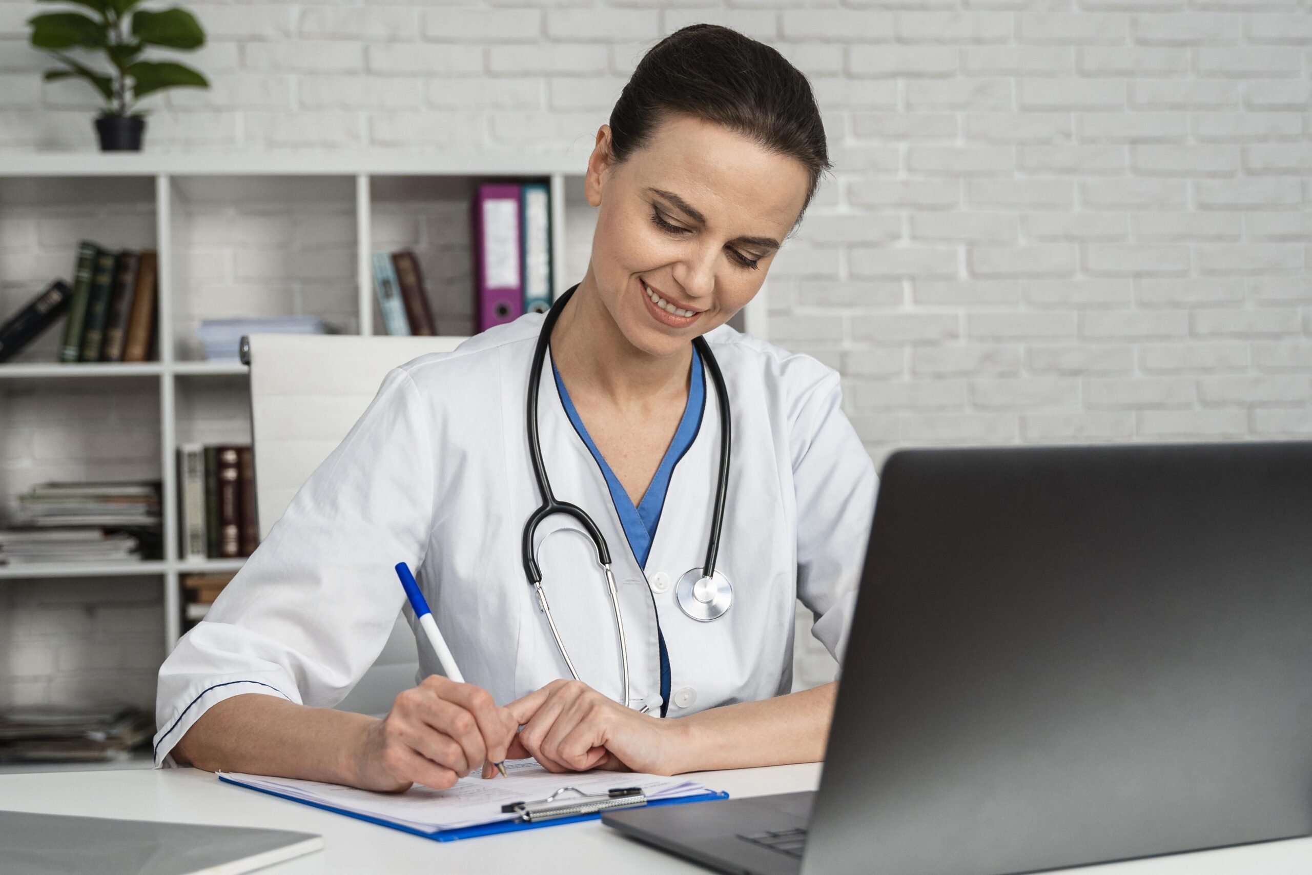 Care sunt avantajele unui consult online cu un medic dermatolog fata de consultatia la cabinet